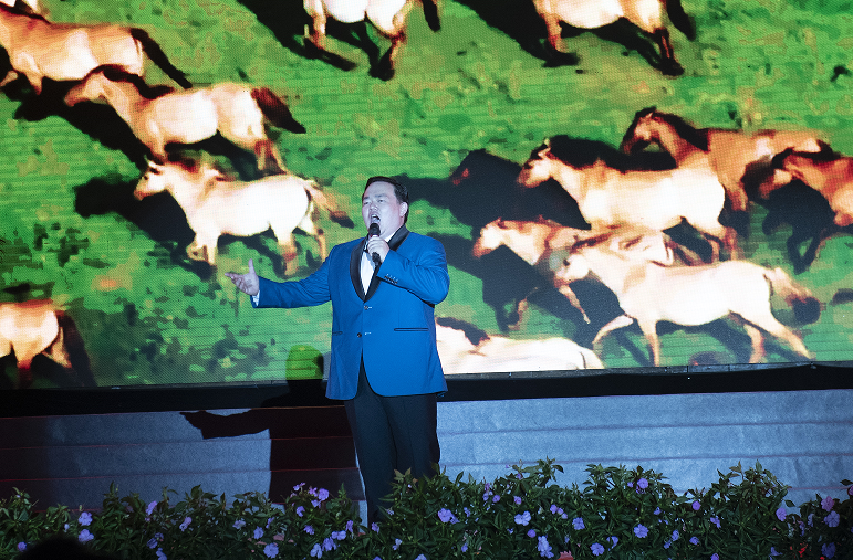 康彦龙《草原牧歌》李仓枭:二胡独奏《葡萄熟了》张怡《春之声圆舞曲》朱智《草原上升起不落的太阳》许琳琳